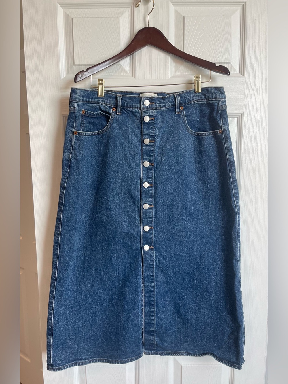 Women’s Universal Thread Button Denim Skirt with Pockets